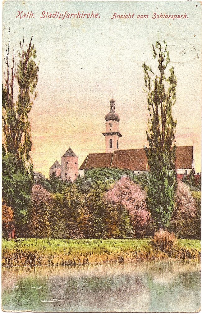 Kath. Stadtpfarrkirche, Ansicht vom Schlosspark – Vorderseite