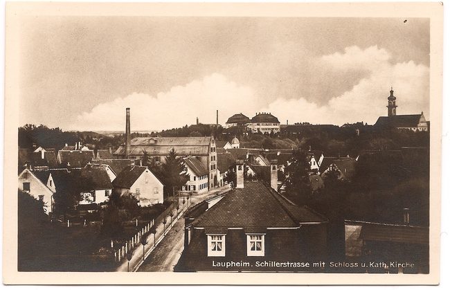 Laupheim. Schillerstraße mit Schloss u. Kath. Kirche – Vorderseite